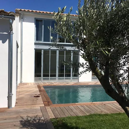 House In Re With Pool And Garden Дом отдыха