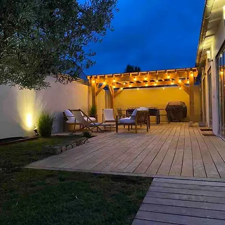 House In Re With Pool And Garden Дом отдыха *